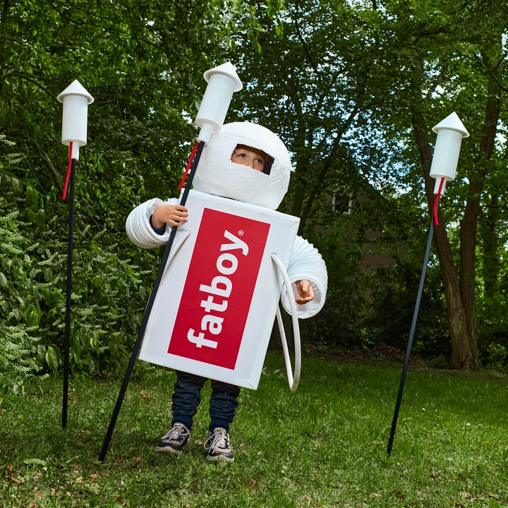 De Prêt a Racket zonnelamp van Fatboy komt in de vorm van een grappige raket.