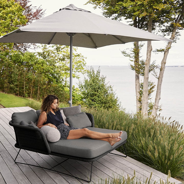 Het ruime Horizon Daybed Outdoor van Cane-line biedt plaats aan het hele gezin