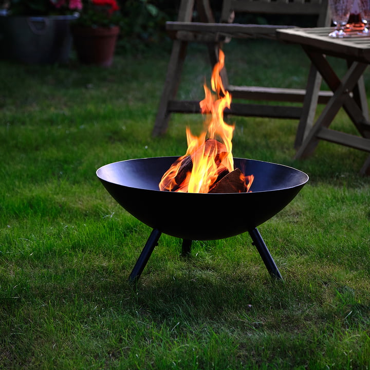 De vuurschaal Flames van Philippi met laaiend vuur in de tuin