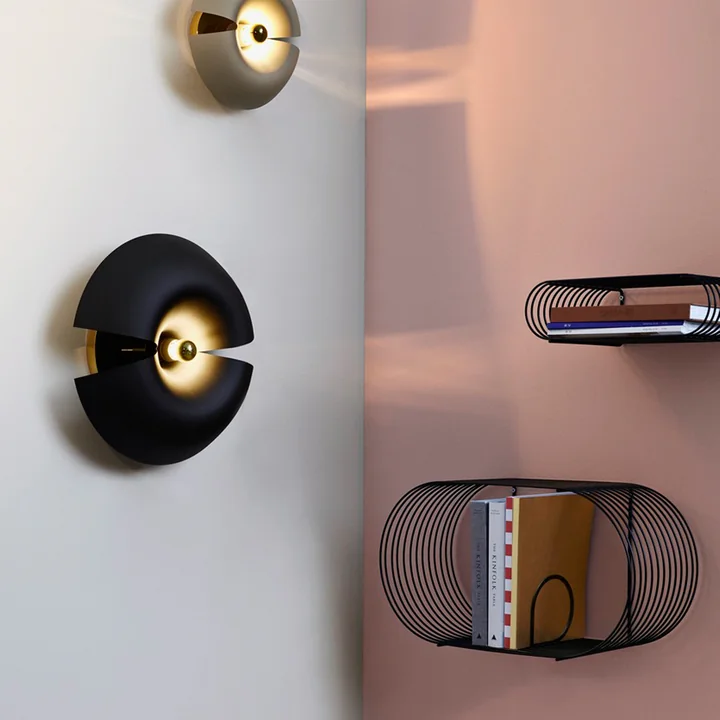 De lichte en luchtige Curva wandplank van AYTM naast de Cycnus wandlamp