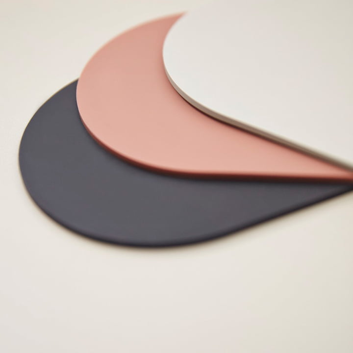 De Stilla placemats en glazen onderzetters van AYTM in verschillende kleuren