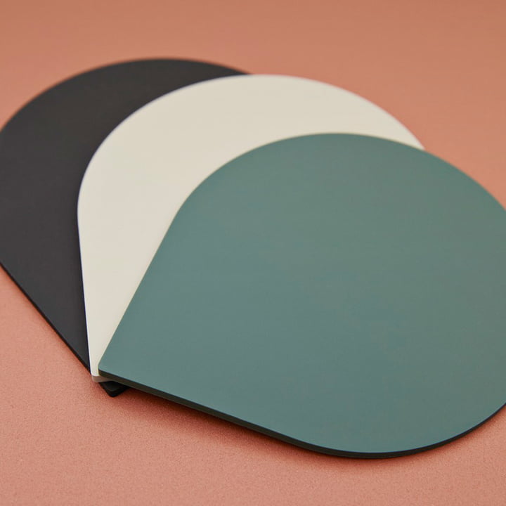 De Stilla placemats en glazen onderzetters van AYTM in druppelvorm