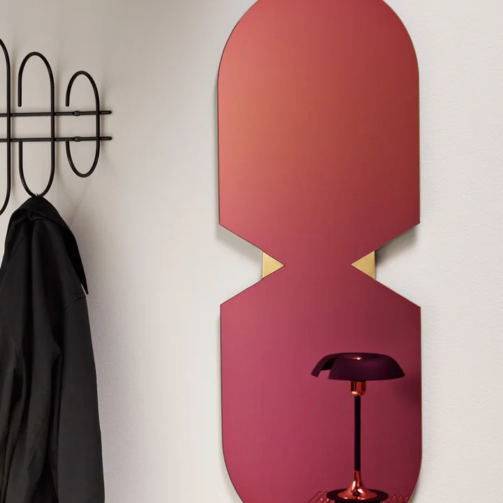 Rainbow De versie van de spiegel Verto van AYTM doet de kamer oplichten.