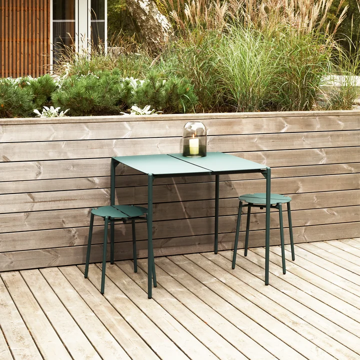 De Novo kruk van AYTM op het houten terras