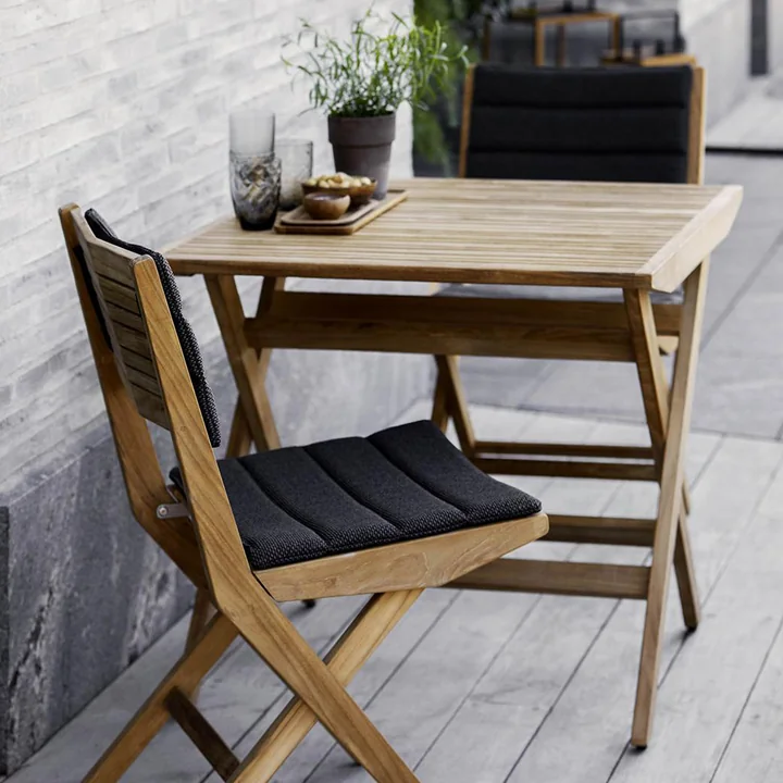 De klapstoel Flip Outdoor van Cane-line met zit- en rugkussens