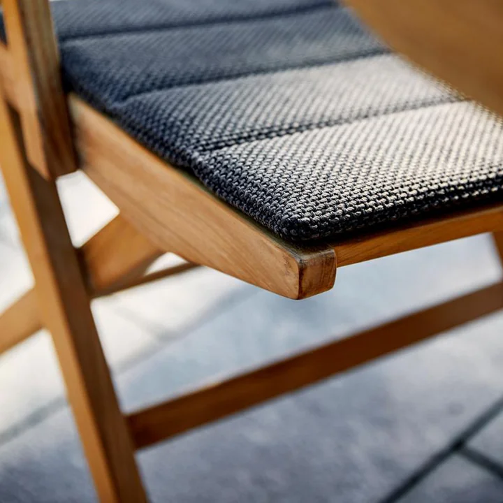 De vlakke zit- en rugkussens voor de Flip klapstoel Outdoor van Cane-line