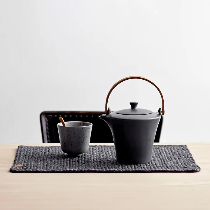 De rechthoekige placemat It's all Natural van Södahl met theeservies