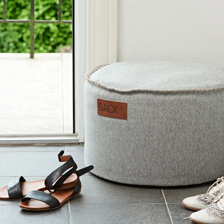 De RETRO it Cobana Drum Outdoor Pouf van SACK it als krukje in de gang