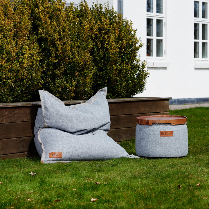 De SQUARE it Cobana Outdoor zitzak van SACK it in de tuin op het gazon