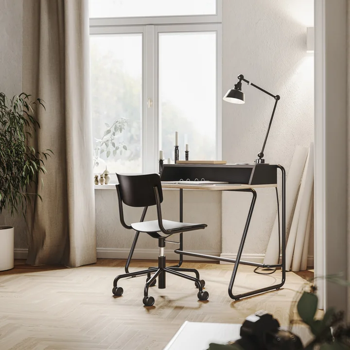 De agile S 43 DR bureaustoel van Thonet in het kantoor aan het bureau