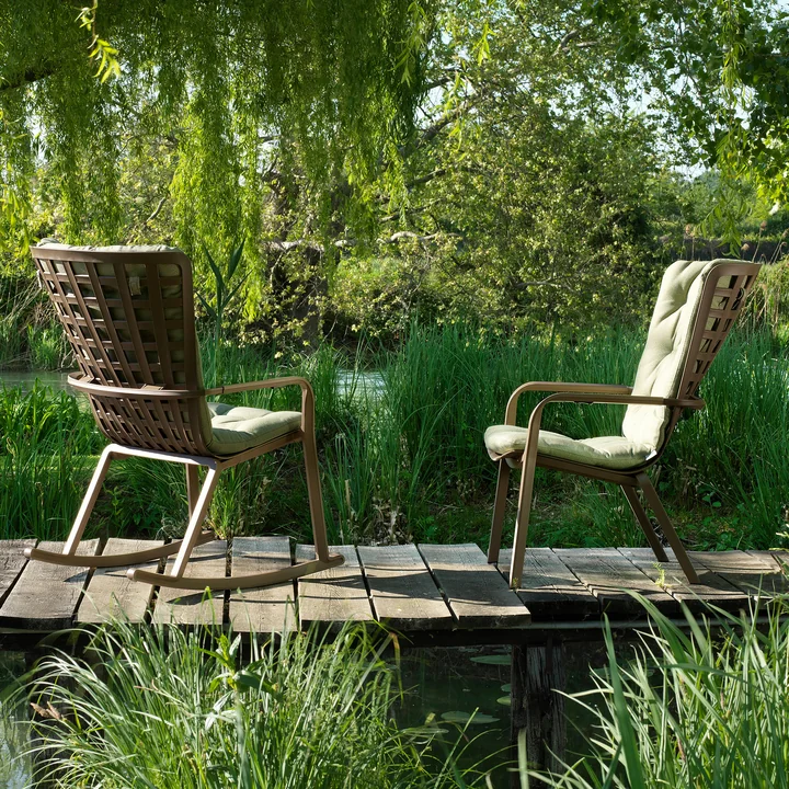 De Folio buitenstoel en de Folio schommelstoel met uitbreidingsset in de natuur