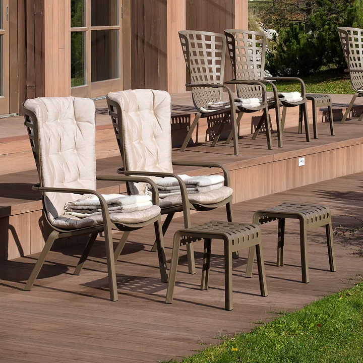 De Folio fauteuil, de Poggio kruk en het zitkussen van Nardi in de contractsector.