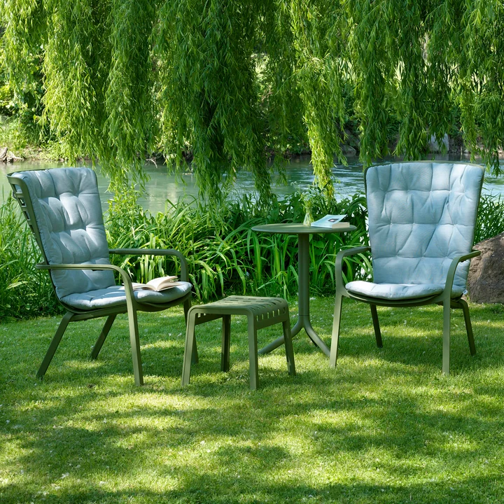 De groene Folio fauteuils en de Poggio kruk in de tuin.