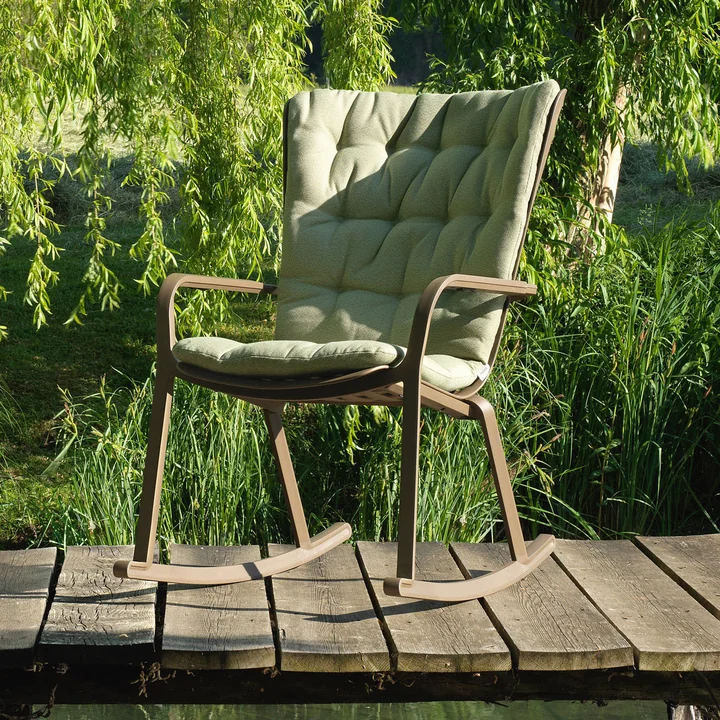 De Folio schommelstoel met zitting op een bar