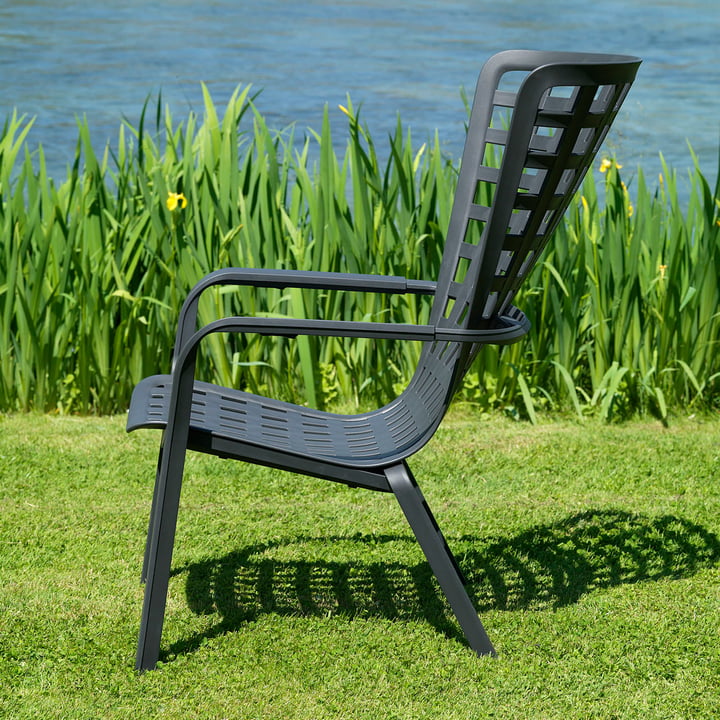 De verstelbare Folio outdoor fauteuil van Nardi is als een elegante omhelzing.