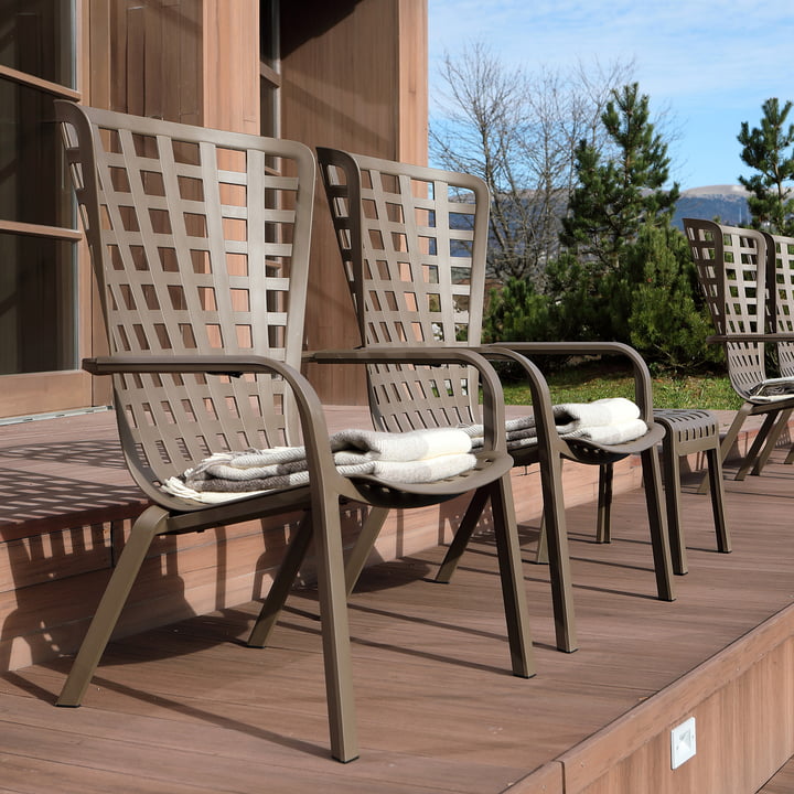 Verschillende Folio buitenstoelen van Nardi op een houten terras