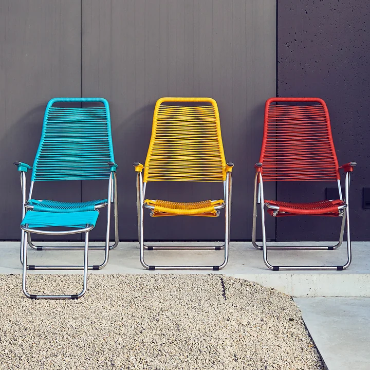 De ligstoel Spaghetti van Fiam in zomers petrol, blauw en rood