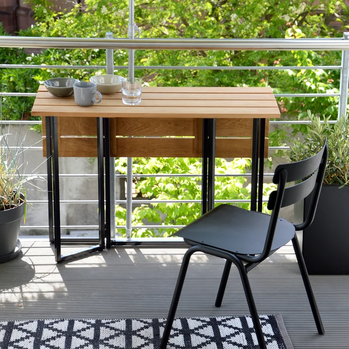 De klaptafel Time van Jan Kurtz past zich aan verschillende balkons en terrassen aan.
