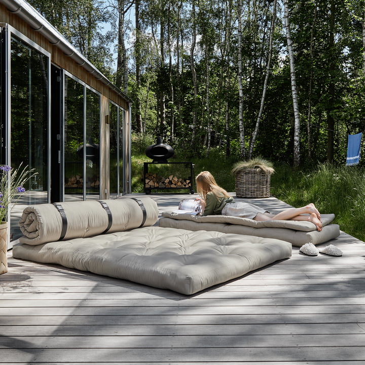 De Buckle Up OUT bank van Karup Design als bed op het terras