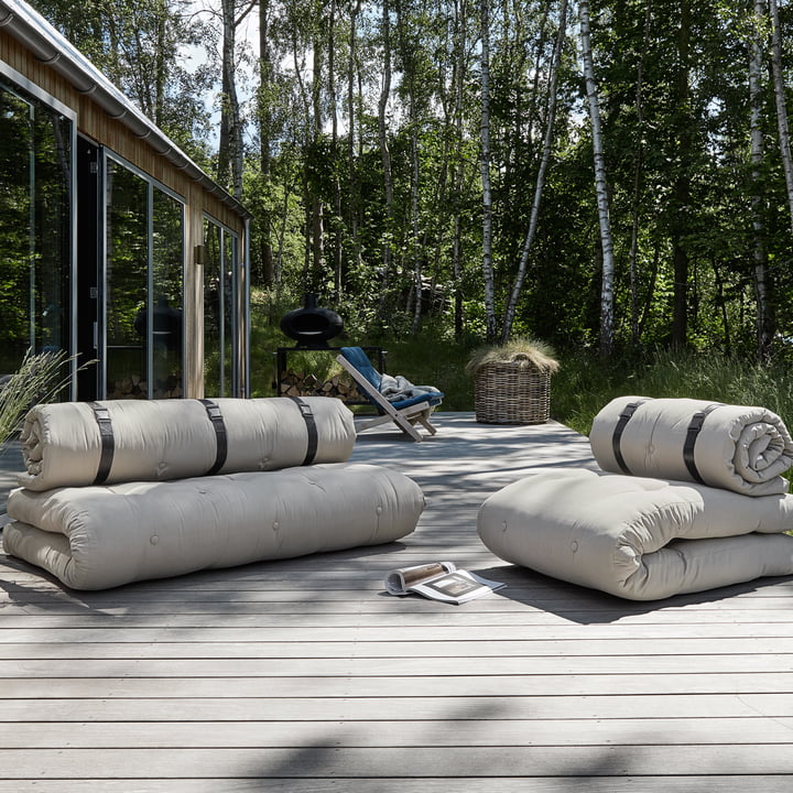 De Buckle Up OUT banken van Karup Design op het houten terras