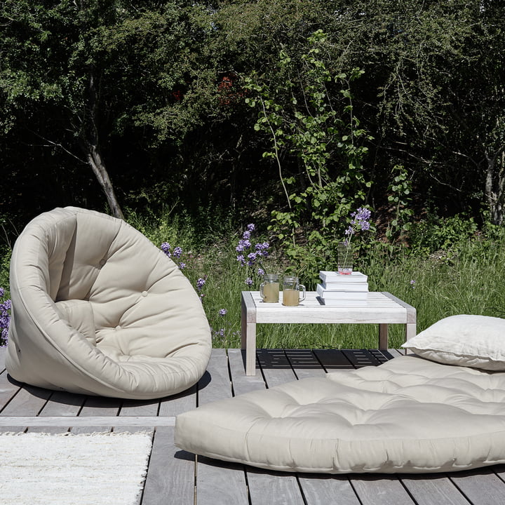 De futon stoel Nido OUT van Karup Design als nest op het terras