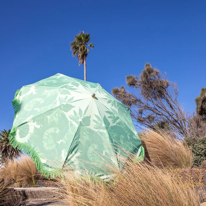 De parasol van HKliving zorgt voor kleur en bescherming tegen de zon