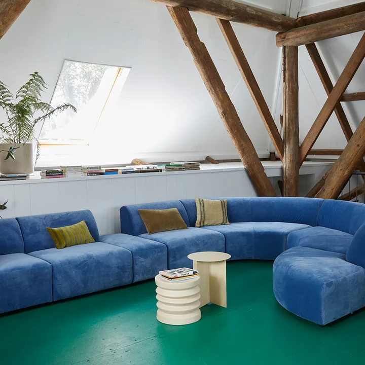 De metalen bijzettafel van HKliving met een blauwe bank