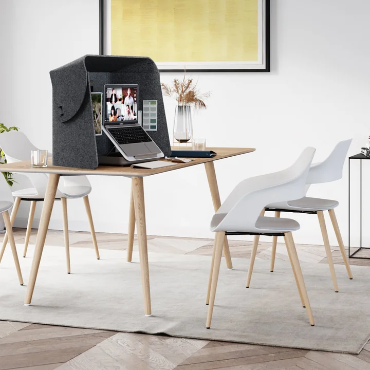 De Fold-Up Workspace kamerscherm van Wilkhahn op de eettafel