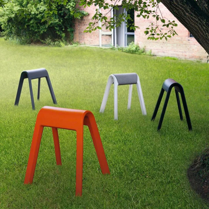 De baars van Wilkhahn buiten op het gazon