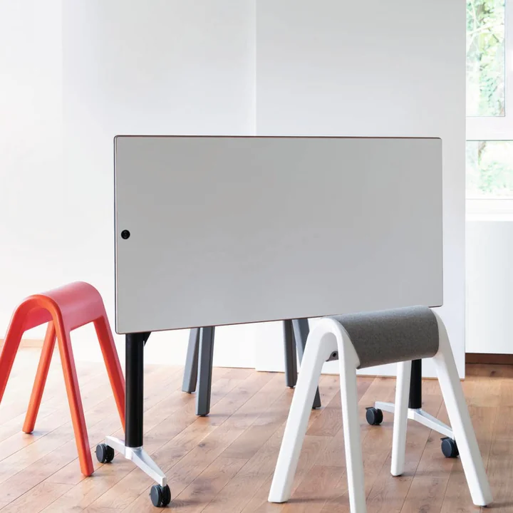 De Timetable Lift van Wilkhahn als verticaal whiteboard