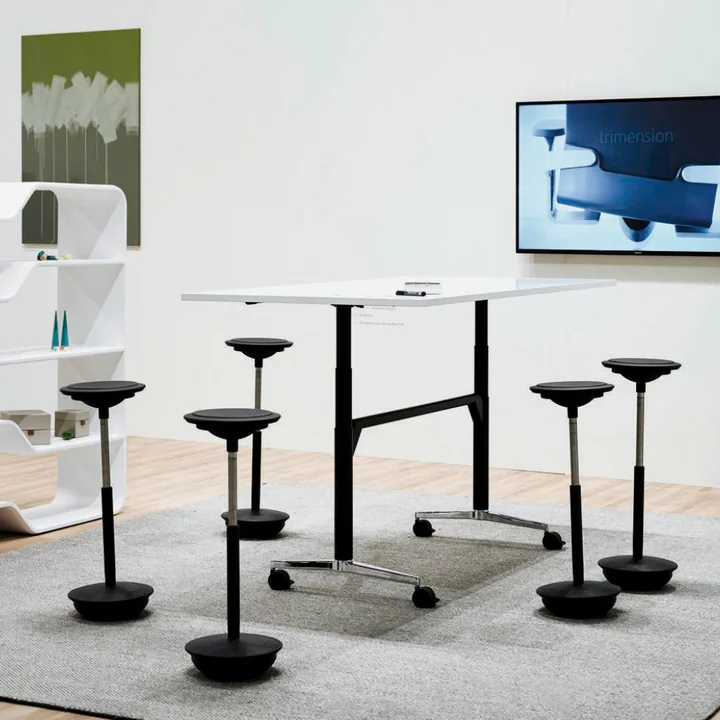 De Timetable Lift van Wilkhahn in de vergaderzaal met krukken