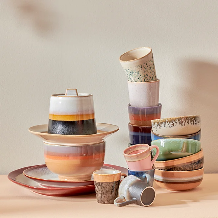 70's De verschillende kleuren en vormen van de borden uit HKliving