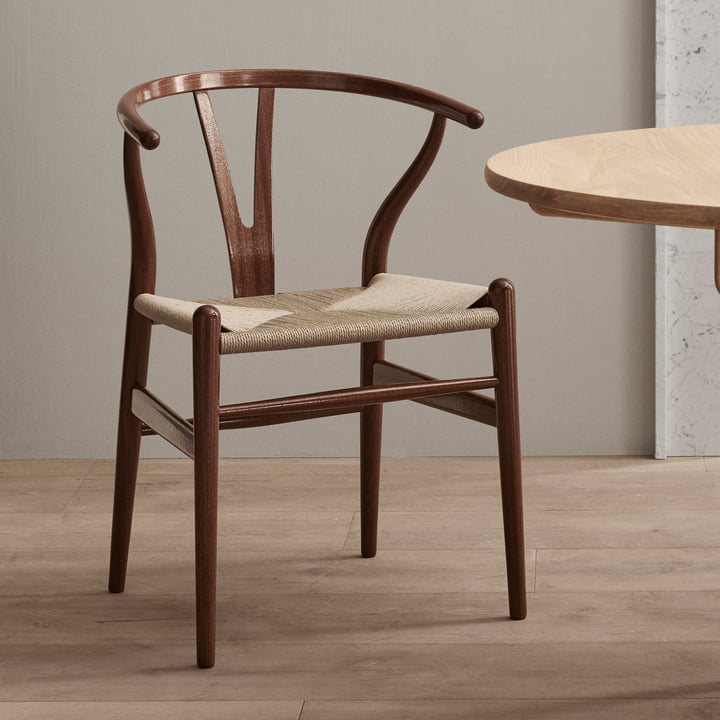 De CH24 Wishbone Chair in de Birthday Edition 2021 van Carl Hansen naast een eiken tafel