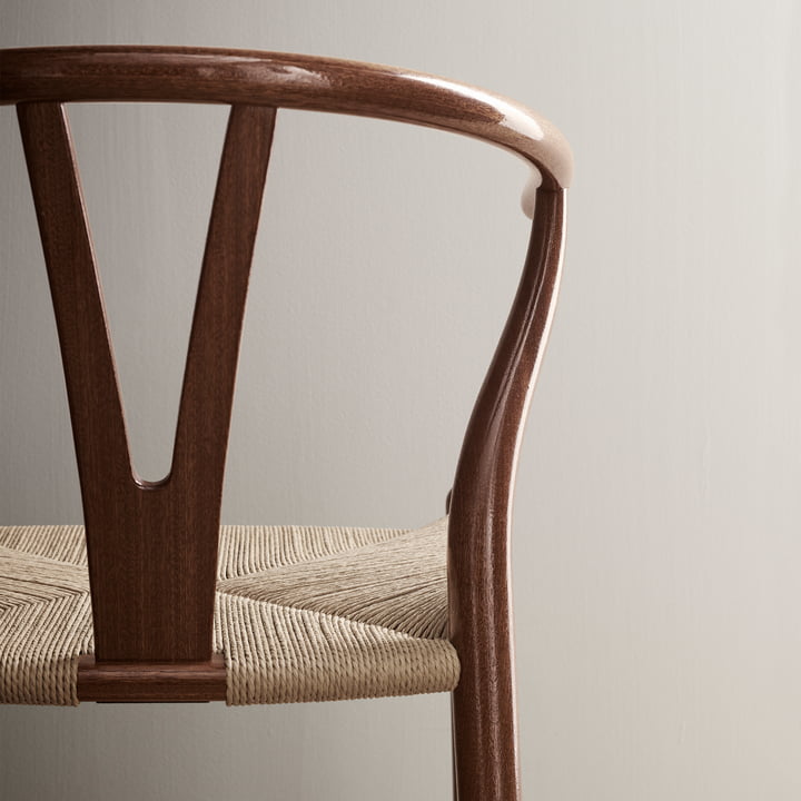 De Birthday Edition 2021 van de CH24 Wishbone Chair van Carl Hansen met elegant contrast