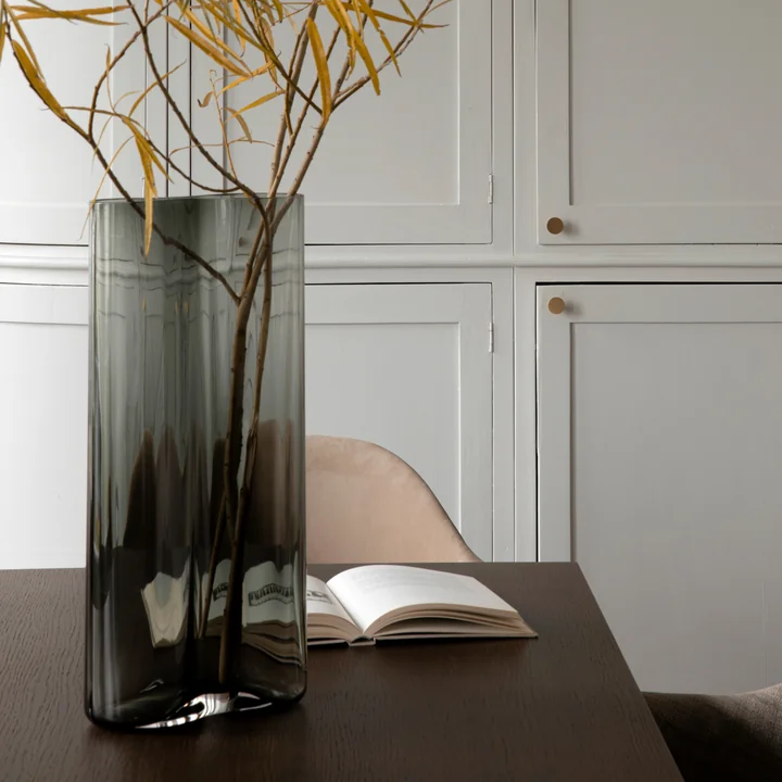 De Aer vaas van Audo met struiken op tafel.