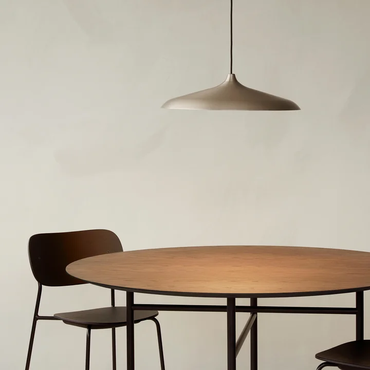 De Circular hanglamp boven de Snaregade tafel van Audo