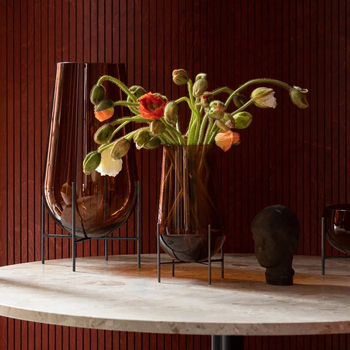 De Echasse vaas van Audo in amber met klaprozen