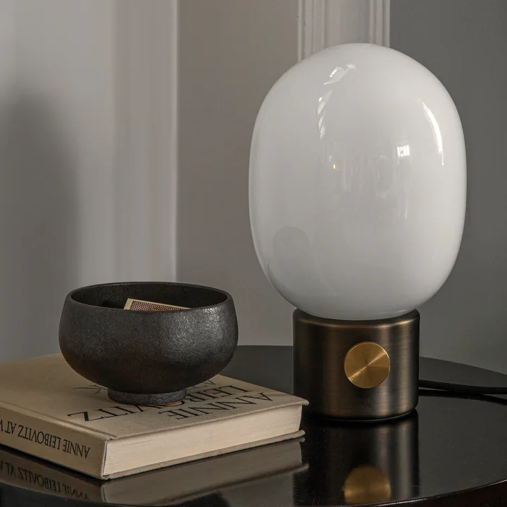 De JWDA tafellamp van Audo met messing voet