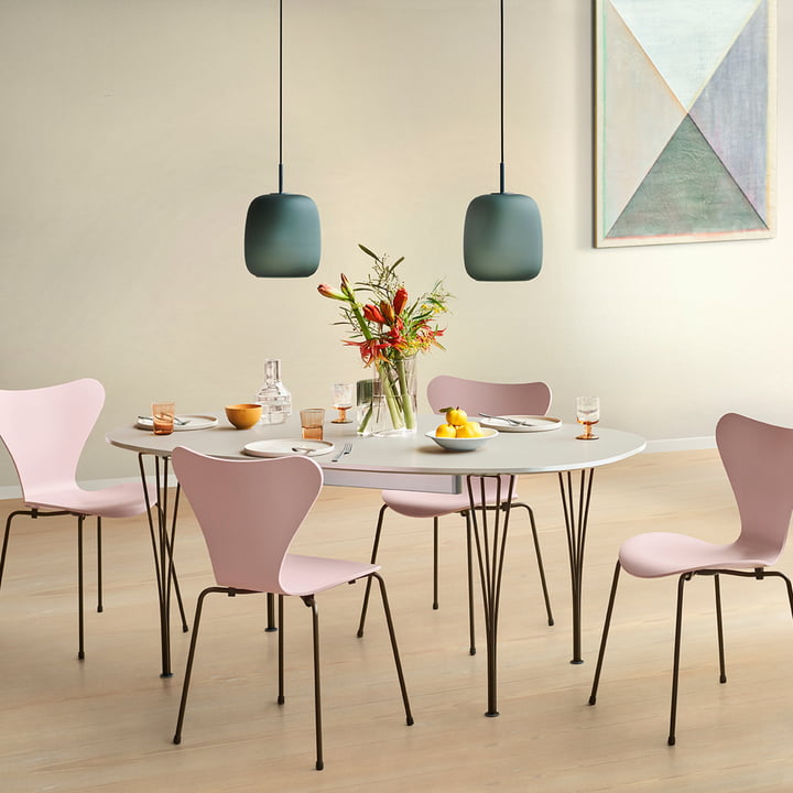 De Maluma H350 hanglamp van Fritz Hansen in mos boven de eettafel