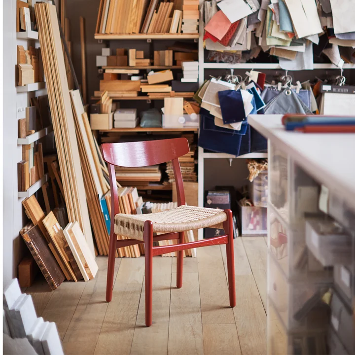 De CH23 stoel van Carl Hansen in de nieuwe rode tint falu