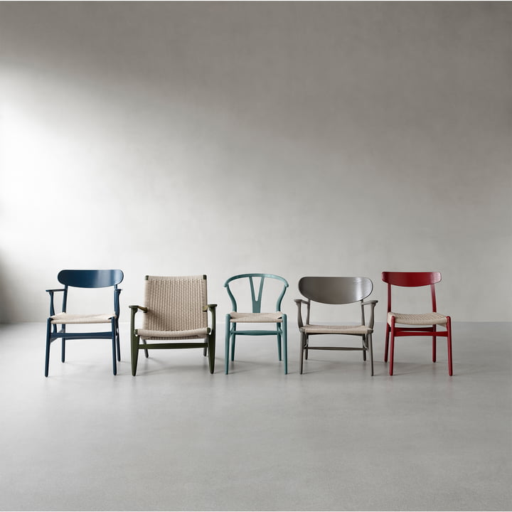 De CH22, CH23, CH24, CH25, CH26 stoelen van Carl Hansen in nieuwe kleuren van Ilse Crawford