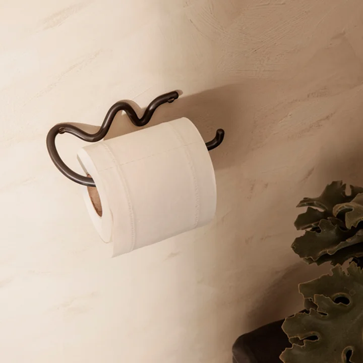 Curvature Toiletpapierhouder van Ferm Living in zwart