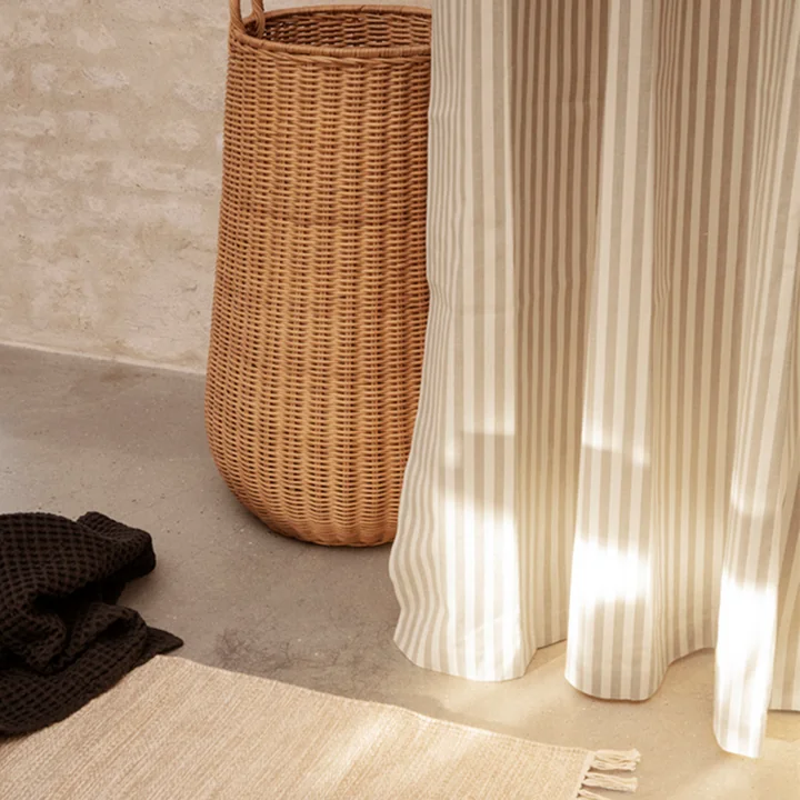 Chambray Douchegordijn, gemêleerde badmat en rotan wasmand van Ferm Living