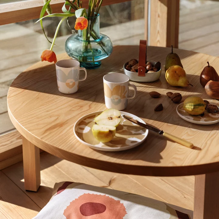 Bloemige, zomerse patronen op borden en kopjes van Marimekko