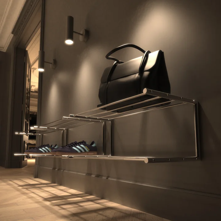 Het Nova schoenenrek van Frost met schoenen en tassen