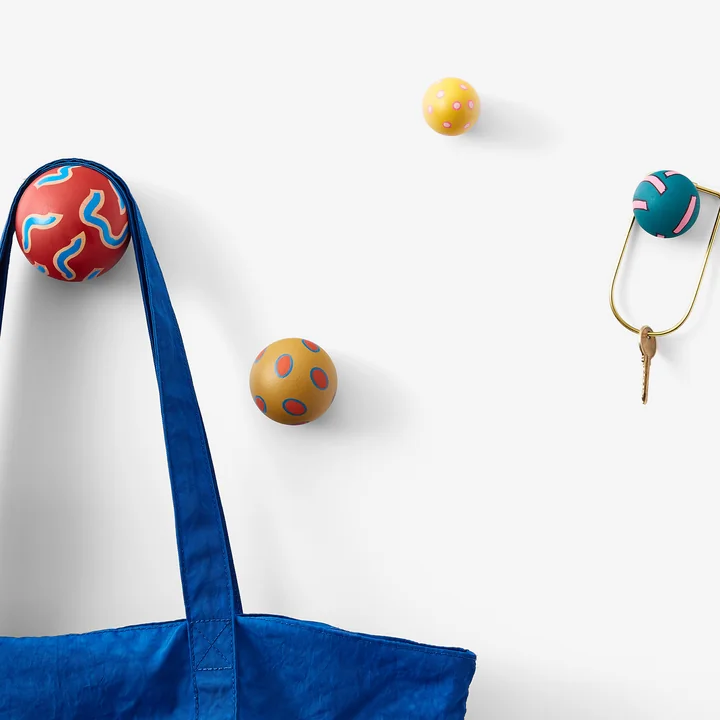 De Chiaozza wandhaken van Areaware aan de muur met tas