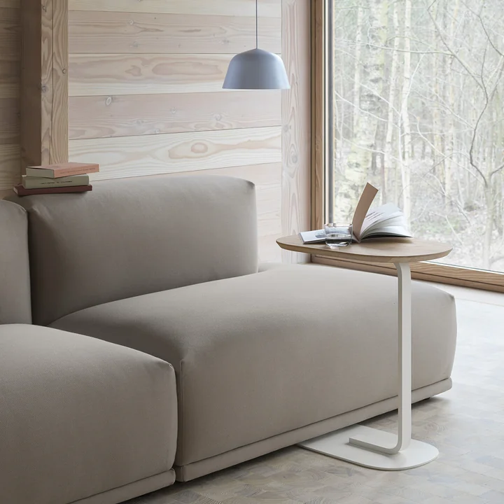 Ambit hanglamp Ø 25 cm in lichtblauw en Relate bijzettafel met een hoogte van 60 cm in eiken / gebroken wit van Muuto