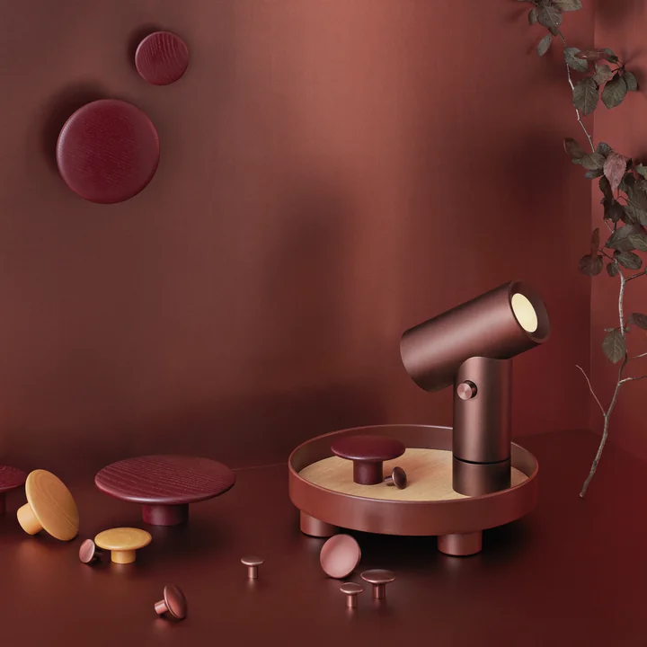 Wandhaak The Dots, Platform dienblad en Beam LED tafellamp van Muuto