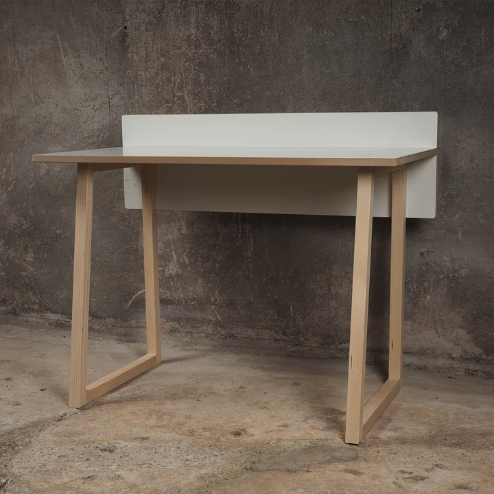 werk Kinderbureau van Tojo in wit / beuk