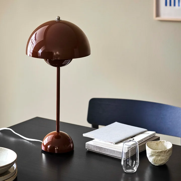 FlowerPot tafellamp VP3 van & Tradition in de kleur roodbruin